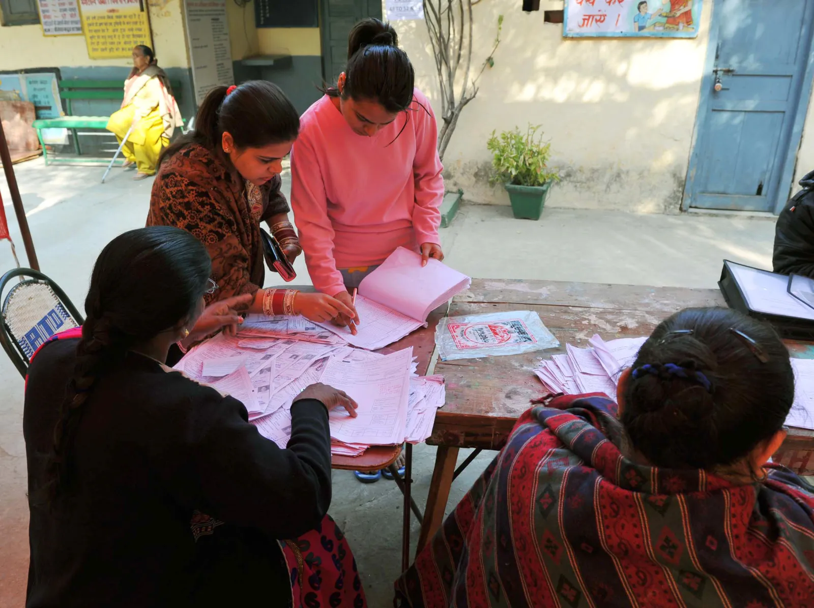2015 के दिल्ली चुनाव में मतदाता सूची में अपना नाम देखते मतदाताओं की पुरानी तस्वीर