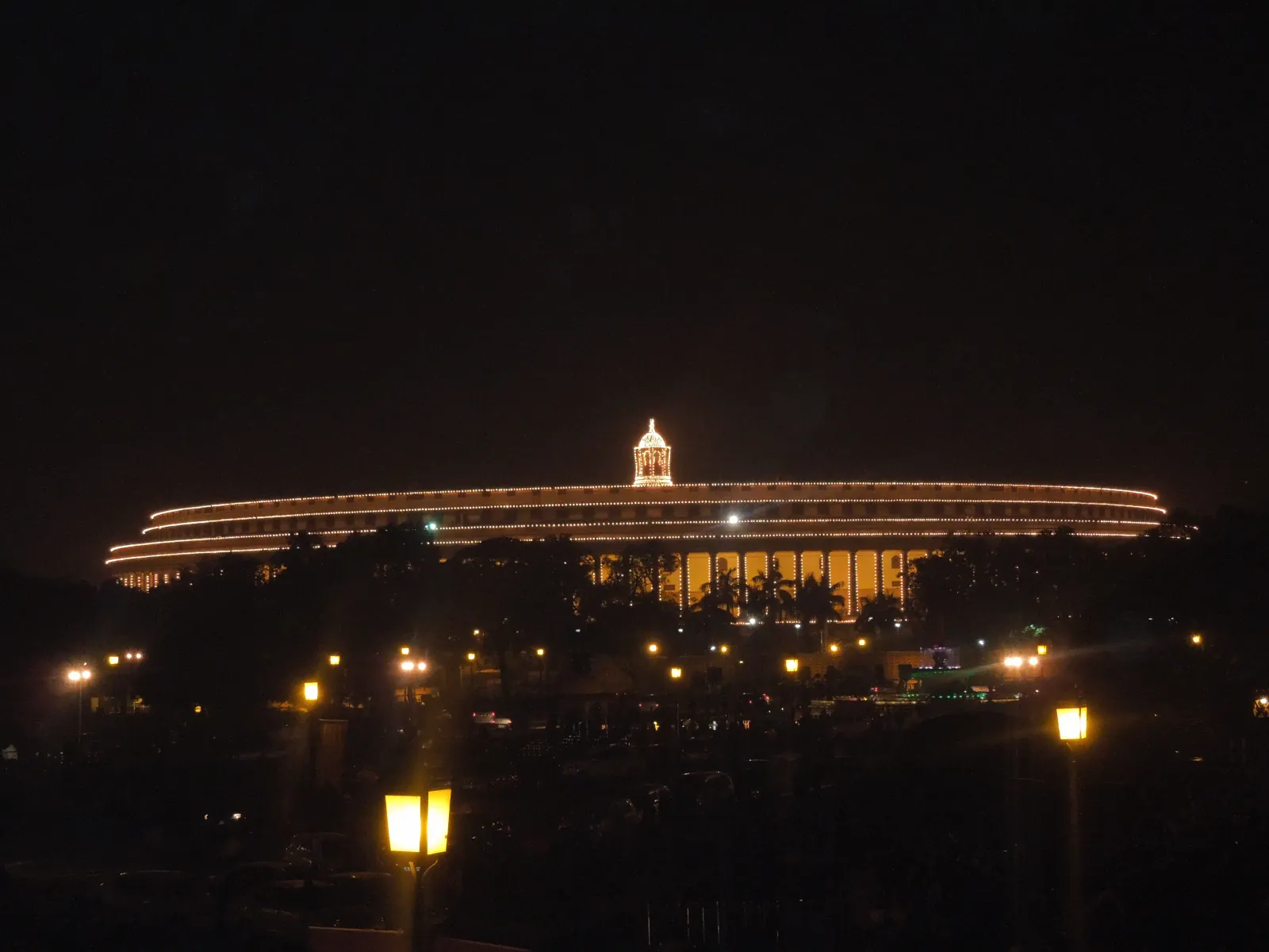 नई दिल्ली में पुराने संसद भवन की 2014 की रात्रिकालीन फाइल तस्वीर